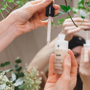 serum facial antimanchas, cosmetica natural, cosmetica cbd, acido ferulico, tratamiento antimanchas